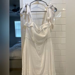 Flowy mini white dress with shoulder ties